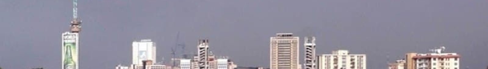 Skyline de Lagos, Nigeria, avec immeubles et ciel nuageux.