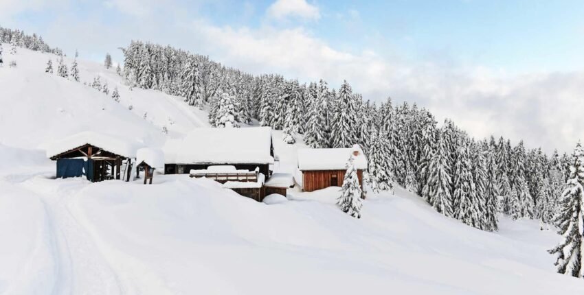 cabanes enneigées, sapins, ciel bleu – Escape En Montagne