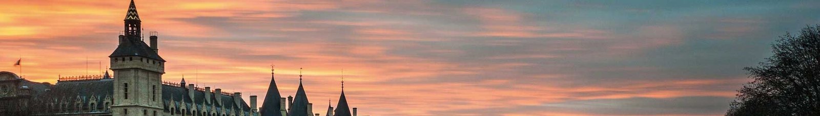Baptême de l’air en hélicoptère au coucher du soleil.