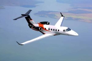 Jet privé Embraer Phenom 300 en vol 
