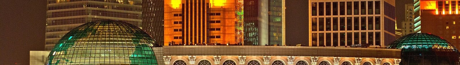 Shanghaï : vue de nuit, gratte-ciels illuminés sur le front de mer.