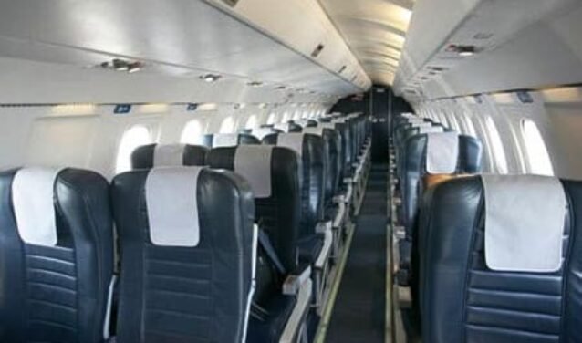 Location jet privé - Cabine d'avion vide, sièges en cuir noir
