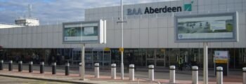 Entrée de l'aéroport d'Aberdeen, ciel nuageux en arrière-plan.