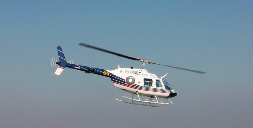 Hélicoptère Bell 206 blanc en vol