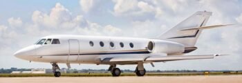 Falcon 20 blanc sur le tarmac