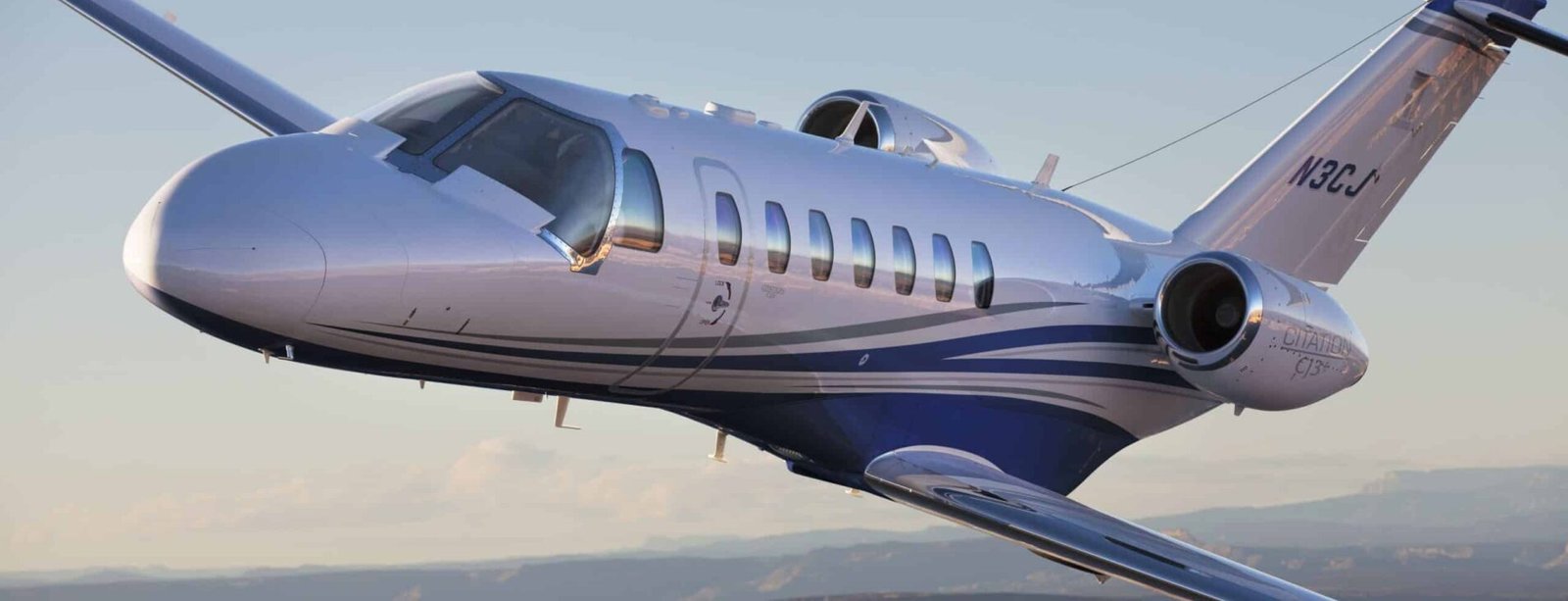 Cessna CJ3 blanc et bleu en vol