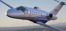 Cessna CJ3 blanc et bleu en vol
