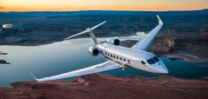 BBJ en vol avec couché de soleil au dessus de la mer et des côtes