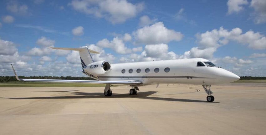 **emplacement de jet privé : Gulfstream G300 stationné piste**