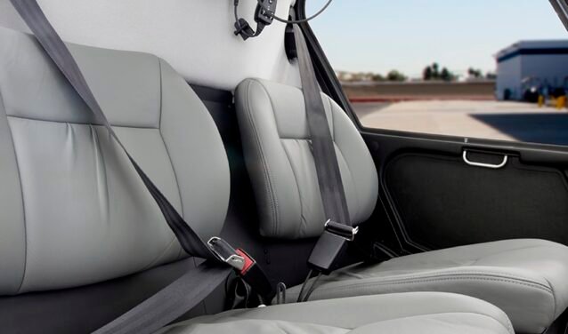 Hélicoptère Robinson R22 intérieur en cuir gris