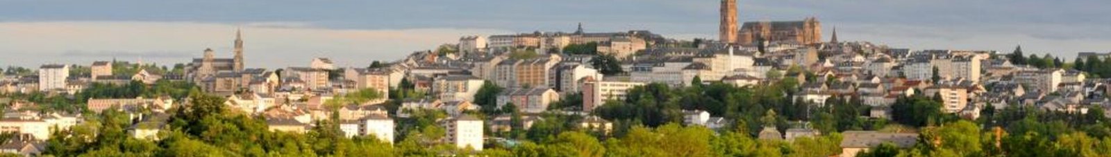 Rodez Aveyron vue panoramique sous un ciel partiellement nuageux.