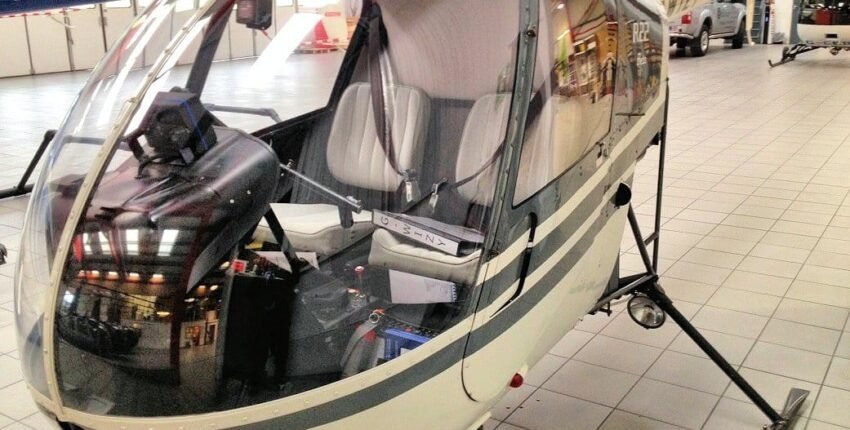Hélicoptère Robinson R22 à l'entrepôt