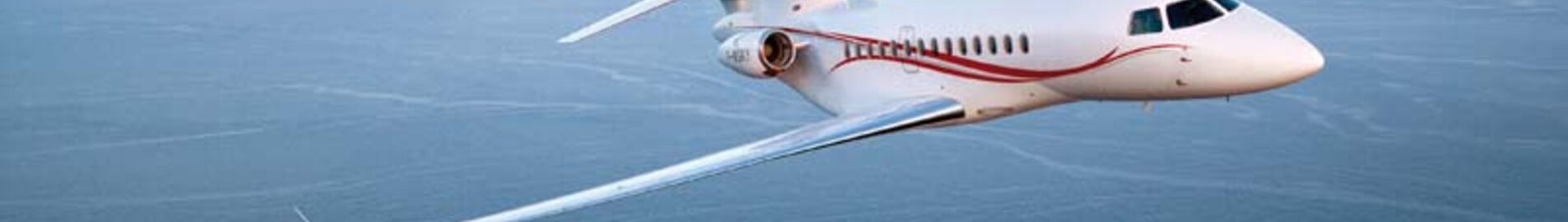 Le jet privé Dassault Falcon 7x qui vole au-dessus de la mer