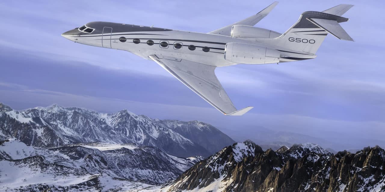 Le Gulfstream G500 vole au-dessus des montagnes enneigées