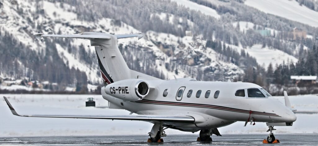 Jet privé sur le tarmac à Saint-Moritz avec des montagnes enneigées