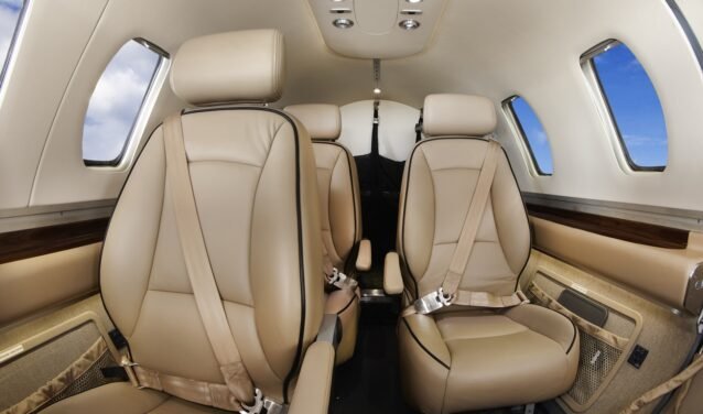 - Location de jet privé, quatre sièges en cuir beige
- Jet privé intérieur luxueux, sièges en cuir beige