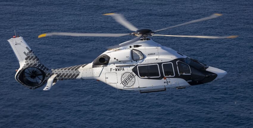 Hélicoptère H160 en vol au-dessus de la mer