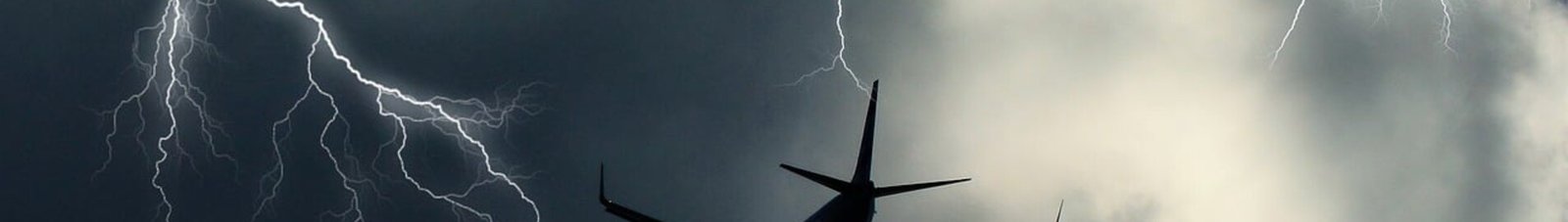 Jet privé en vol dans un ciel orageux. mauvaises conditions météorologiques