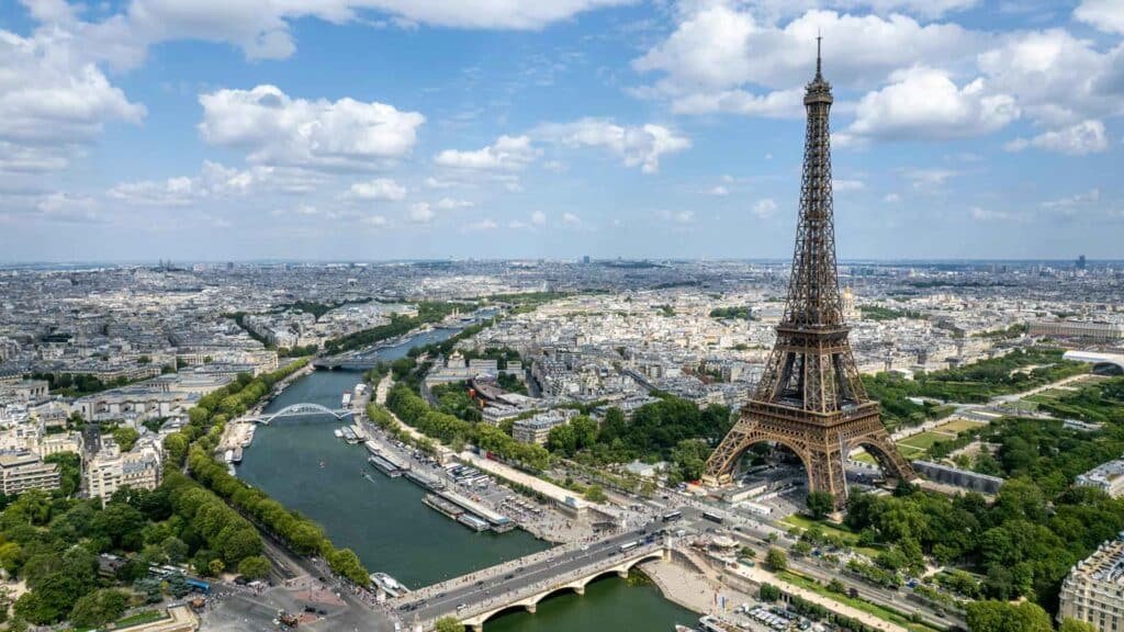 Étude de cas : Comment un dirigeant européen optimise ses déplacements grâce à l’aviation d’affaires avec GCD Logistique Aviation